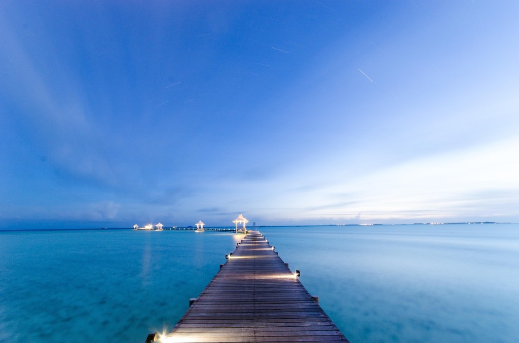 scorcio-di-un-pontile-di-un-resort-di-lusso-al-tramonto-alle-maldive