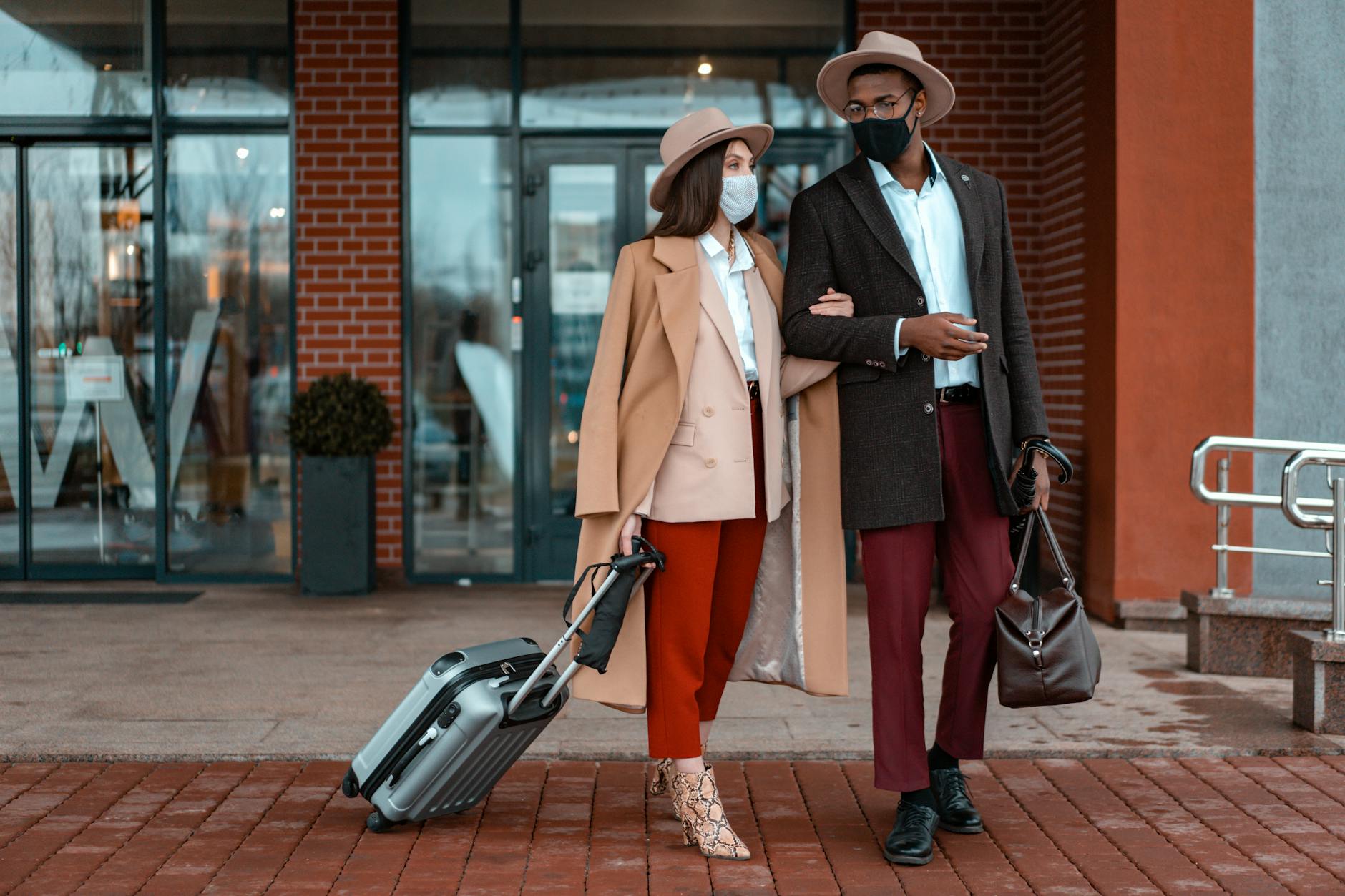 coppia durante il loro viaggio potrebbe avere un'emergenza