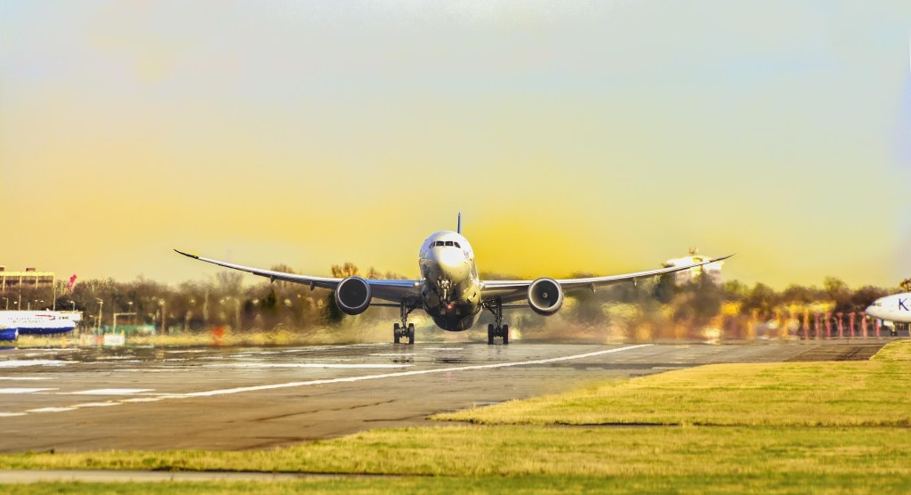 aereo-in-partenza-in-fase-di-decollo