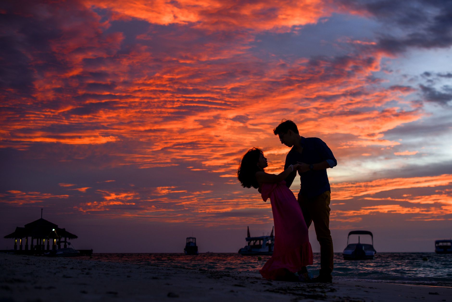 coppia-innamorata-che-balla-al-tramonto-sulla-spiaggia