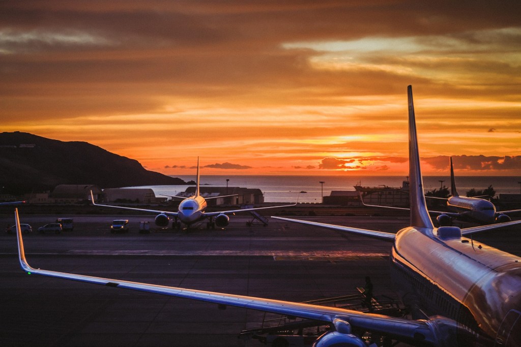 aerei-in-sosta-in-aeroporto-al-tramonto