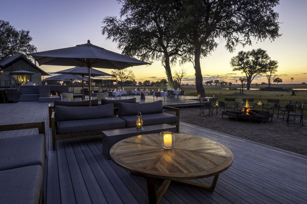 linkwasha-camp-in-zimbabwe-momento-del-tramonto-area-del-braciere-del-ristorante-con-vista-sulla-pozza-d'acqua
